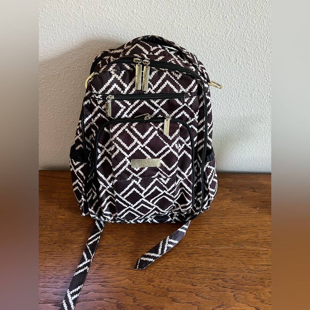 Ju-Ju-Be “Be Right Back The Navigator”  Brown/ivory Backpack Diaper Bag